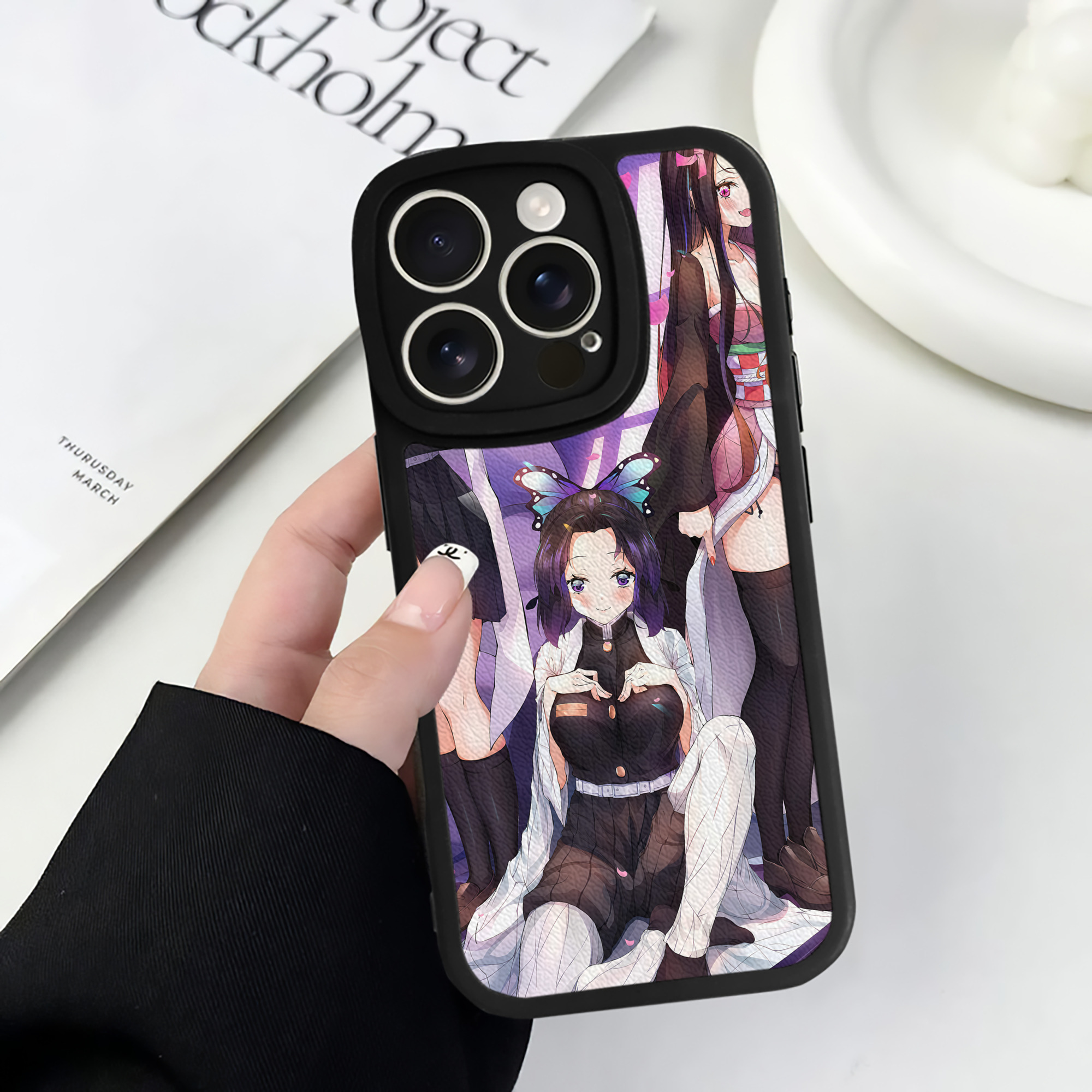 （画像用） 鬼滅の刃（きめつのやいば）竈門 禰󠄀豆子／かまど ねずこ Kamado Nezuko 【iPhone 16シリーズ対応】シリコンスマホケース（レザー調） 材質：シリコン